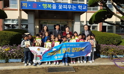 부석초등학교에서 장학도서를 전교생에게 전달!!!