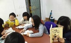 아이들이 초롱초롱한 눈망울로 책을 보면서 공부하는 모습