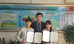광명시 소재 안서 초등학교에 장학금과 장학도서를 전달하