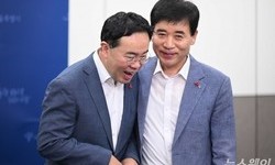김상준 애경산업 대표·김정안 희망사 회장, 기부 생각에 미소가 
